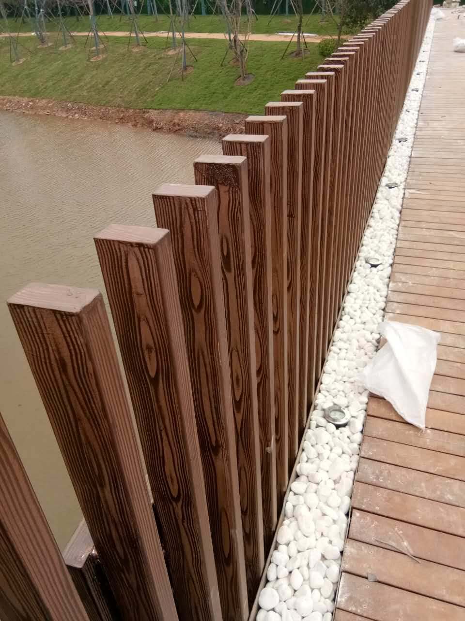 岳阳钢管护栏木纹漆施工项目